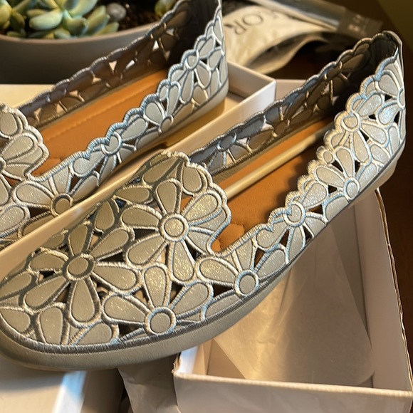Gray flower print flats - Picture 3 of 5